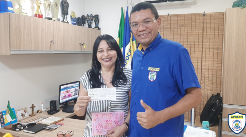 Sócia recebe prêmio de R$ 500